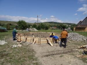 Read more about the article Amenajarea curții bisericii – construcție Altar de vară