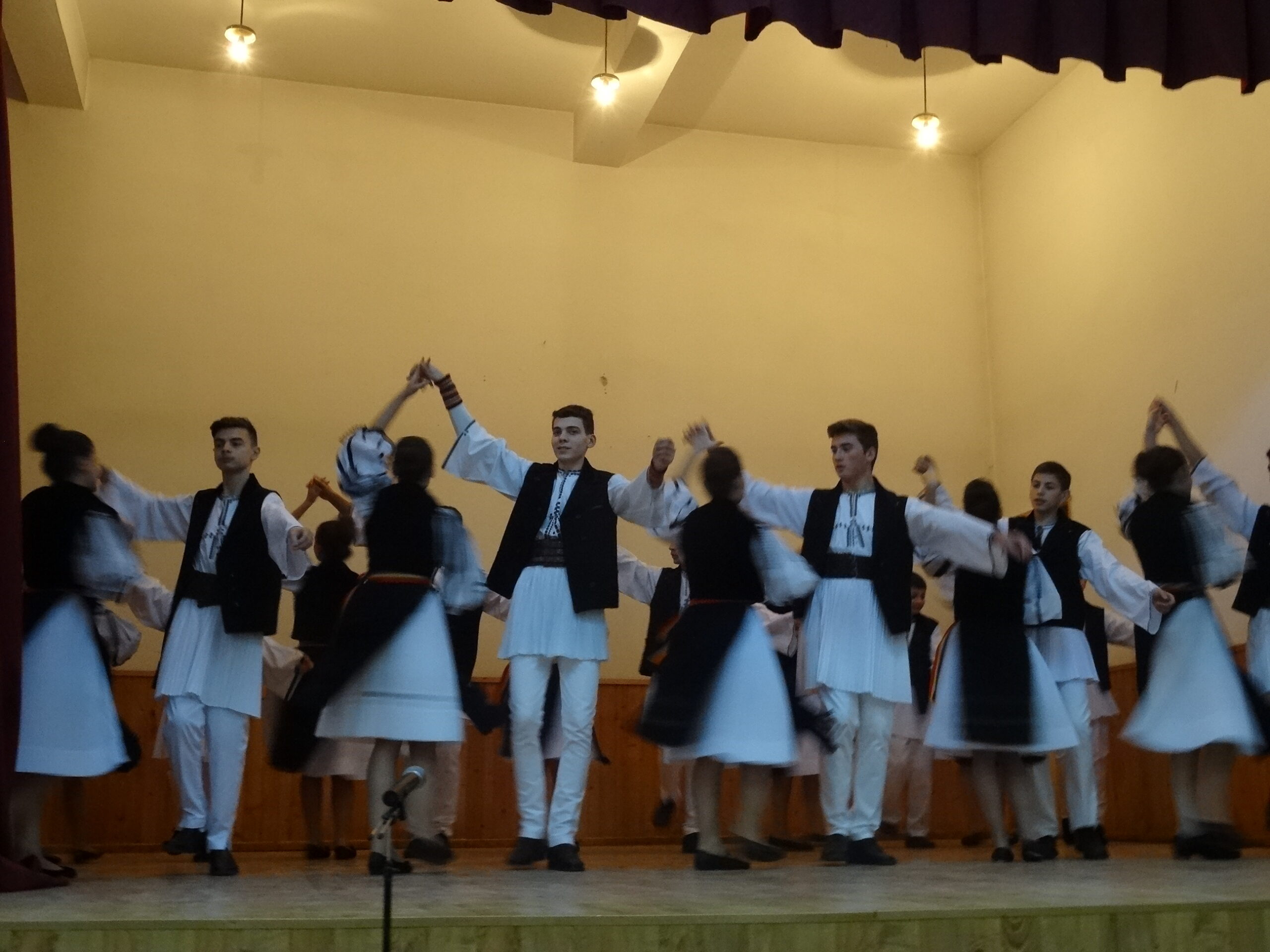 You are currently viewing Spectacol de colinde și joc – Crăciun 2015