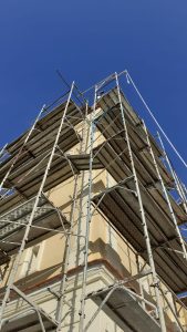 Read more about the article Au început lucrările de refacere a exteriorului bisericii