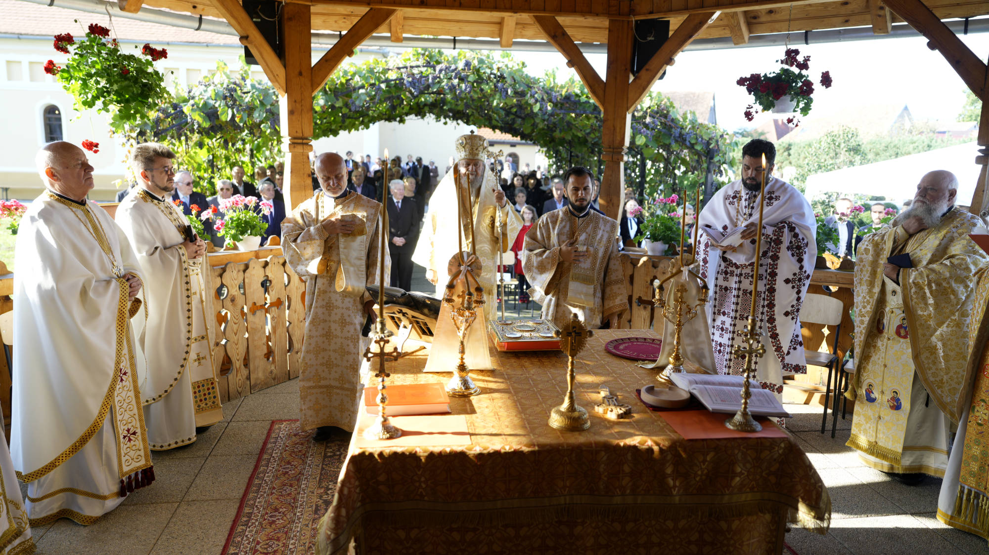 You are currently viewing IPS Laurențiu Streza a binecuvântat lucrările de la biserica noastră 