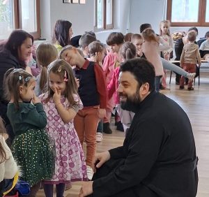 Read more about the article Academia sătească gazdă zâmbetelor și gingășiei celor mici de la Grădinița din Cristian