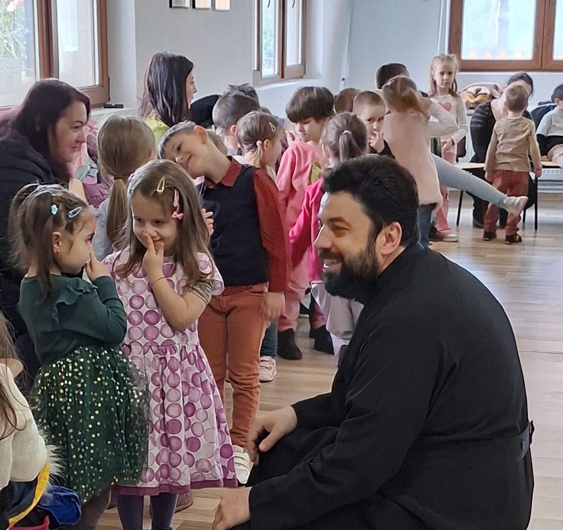 You are currently viewing Academia sătească gazdă zâmbetelor și gingășiei celor mici de la Grădinița din Cristian