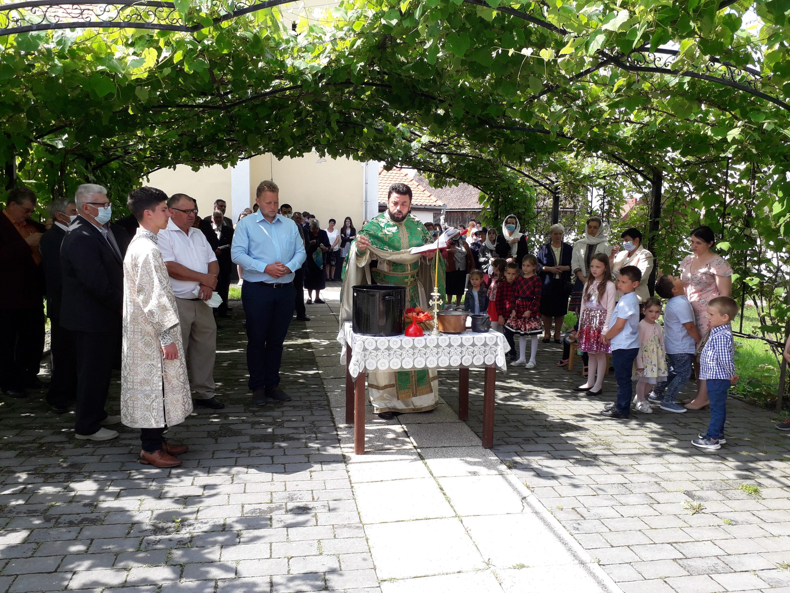 You are currently viewing Praznicul Sfintei TREIMI-Sfințirea Apei
